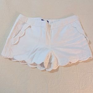 White scalloped hem shorts, Size Small